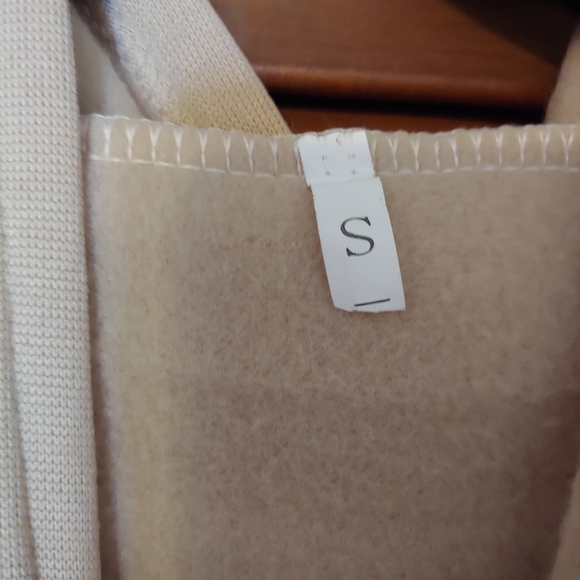 Sweatshirt that holds your cat 🐱 - Picture 6 of 9